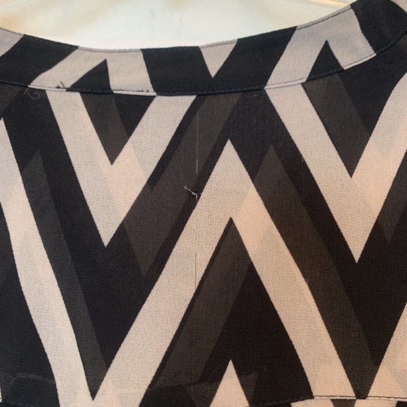 Torrid Women’s Blouse Plus Size 1 16/18 Black Zig Zag Semi Sheer Rouched Flown - Picture 7 of 8